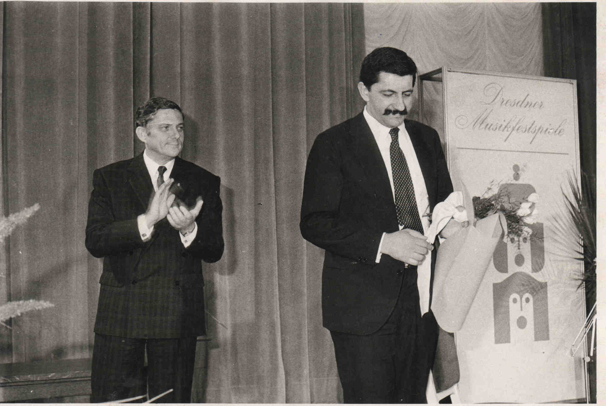 Dresden, 26.05.1989, Saal des Blockhauses Dresden, Carl Maria von Webber Wettbeverb, Gheorghi Arnaoudov and The Mayor of Dresden Wolfgang Berghofer